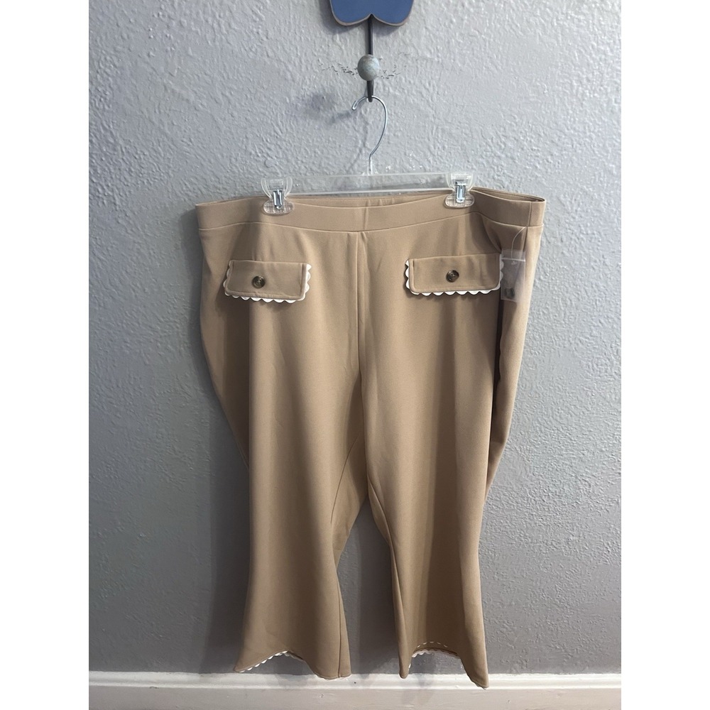 Womens Plus Size 22/24W Cato Tan White Capri Pants